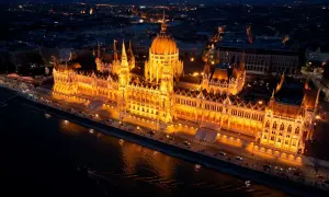Budynek Parlamentu w Budapeszcie nocą, oświetlony na złoto. Idealne miejsce na Sylwestra, jeśli znajdziesz tanie loty na Sylwestra.