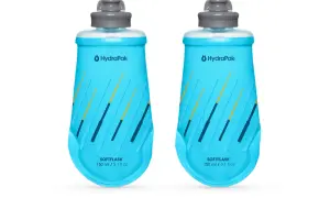 Dwie niebieskie butelki do biegania HydraPak Softflask 150 ml, idealne na długie trasy.