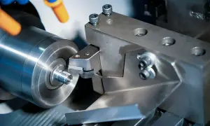 Precyzyjne frezowanie CNC tworzy gwint na metalowym elemencie obrabianym.