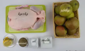 Kaczka, jabłka, cytryna, majeranek, sól i smalec – składniki na tradycyjne nadzienie do kaczki.