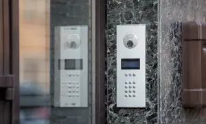 Nowy domofon z kamerą i klawiaturą. Jak odzyskać kod do domofonu, gdy zapomnisz? Sprawdź instrukcję.
