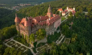 Góry Sowie skrywają zamek Książ, otoczony bujną zielenią i zadbanymi ogrodami.