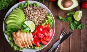 Schüssel mit Quinoa, Hähnchenbrust, Avocado, Tomaten und Salat. Ein leicht verdauliches Essen, das gut aussieht und schmeckt.