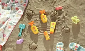 Co zabrać na plażę? Kremy z filtrem, ręcznik, łopatkę i foremki do piasku, by stworzyć wakacyjne wspomnienia.