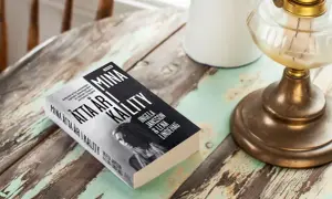 Boken "Mina åtta år i kalitet" av Ingela Jansson och Lena Lindehag ligger på ett slitet träbord.