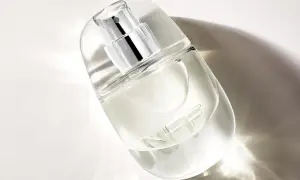 Elegancka butelka perfum z logo NFF. Czy powinno się czuć swoje perfumy? Ten zapach subtelnie otula, nie przytłaczając.