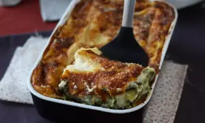 En krämig lasagne bianco med spenat och ost, en portion lyx på en tallrik.