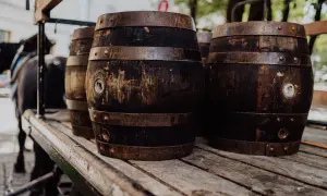 Alte Holzfässer auf einem Wagen, bereit für das Augustiner Oktoberfest.