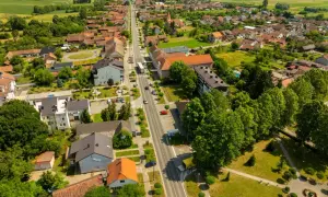 Widok z lotu ptaka na spokojne miasteczko, gdzie zielone pola przeplatają się z dachami domów. Odkryj urokliwe śrem atrakcje i poczuj atmosferę sielskiego życia.