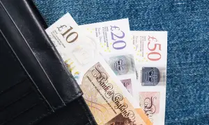 Portfel z banknotami 10, 20 i 50 funtów. Idealny na zwrot podatku z UK.