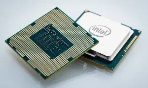 Zwei Intel-Prozessoren, einer mit sichtbaren Pins und der andere mit dem Intel-Logo, bereit für den Einbau in ein System, das die Leistung des Intel Devil's Canyon nutzt.