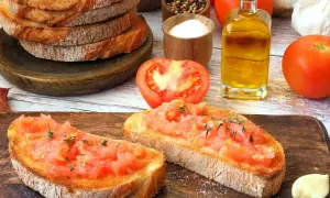 Pyszna bruschetta przepis: chrupiące grzanki z pomidorami, czosnkiem i oliwą. Idealna na szybką przekąskę.