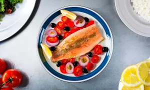 Une belle recette de truite avec tomates cerises, olives noires, oignons rouges et quartiers de citron. Un plat savoureux et coloré.