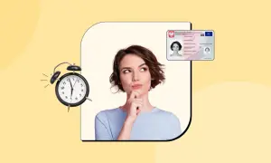 Kobieta zastanawia się nad nowym dowodem osobistym, obok budzik przypomina o upływającym czasie.