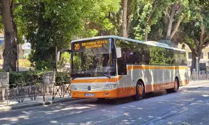 Autobus linii 20 z napisem "Kolymbia Beach" na lotnisko na Rodos.
