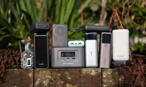 Verschiedene Powerbanks, von klein bis groß, zeigen, wie viel mAh eine Powerbank haben sollte für unterwegs.