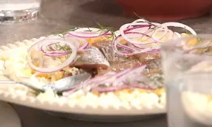 Matjessill recept med hackat ägg, rödlök och dill. En klassisk svensk rätt som passar perfekt till midsommar.