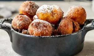 Złociste paczki z serka homo, oprószone cukrem pudrem, kuszą swoim wyglądem.