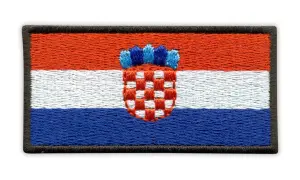 Naszywka z flagą Chorwacji, z herbem w kształcie szachownicy i koroną.