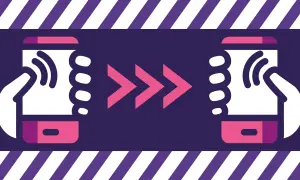 Dwie dłonie trzymają telefony, między nimi trzy różowe strzałki symbolizujące przekierowanie połączeń Play.