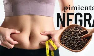 Pimienta negra: descubre sus propiedades para tu figura. Una persona se pellizca la cintura con una cinta métrica.