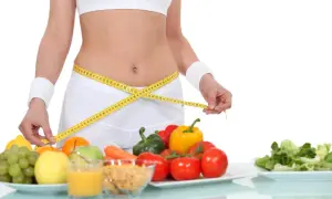 Kobieta mierzy talię centymetrem. Obok zdrowe jedzenie: owoce, warzywa, płatki. Dieta 1500 kcal efekty w zasięgu ręki!