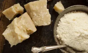 Jak skutecznie zastąpić ser parmezan w kuchni i nie przepłacać