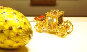 Złoty, bogato zdobiony powóz i żółte jajko Faberge, jakby zaginione skarby carskiej Rosji, czekają na odkrycie.