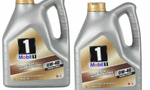 Dwa litrowe kanistry oleju Mobil 1 0W-40 do silników benzynowych i diesla.