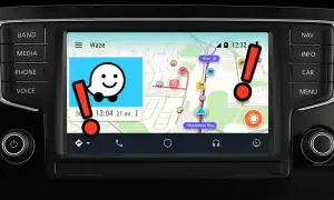 Navigation Waze sur Android Auto gratuit, avec l'icône du petit bonhomme et des alertes.