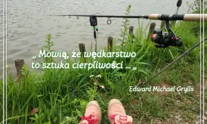 Wędkarstwo nad stawem w lesie. Wędka czeka na branie, a trawa ugina się pod stopami. Czas na cierpliwość.