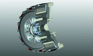 Przekrój sprzęgła w motocyklu, ukazujący jego wewnętrzne mechanizmy, w tym tarcze i sprężyny.