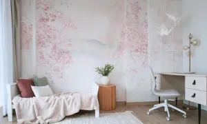 Delikatna fototapeta IKEA z kwitnącą wiśnią tworzy sielankową atmosferę w pokoju z łóżkiem i biurkiem.