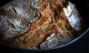 Ein knuspriges, frisch gebackenes Sauerteigbrot mit goldbrauner Kruste und luftiger Krume. Perfekt für jedes Sauerteigbrot Rezept.