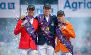 Henrik von Eckermann z kolegami na podium, z medalami i szarfami Mistrzostw Świata 2022.