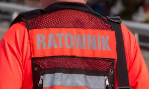 Ratownik medyczny w pomarańczowej kamizelce. Zastanawiasz się, ile zarabia ratownik medyczny?