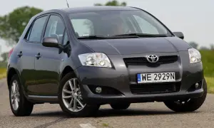 Szary Toyota Auris z przodu. Widać dwa światła cofania, jedno po każdej stronie zderzaka.