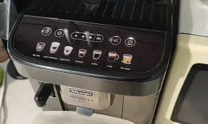 Panel sterowania ekspresu DeLonghi Magnifica EVO z ikonami napojów. Dowiedz się, jak odkamienić ekspres Delonghi, by cieszyć się idealną kawą.