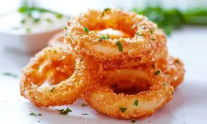 Knusprige Zwiebelringe, die man einfach selber machen kann. Perfekt als Snack oder Beilage.