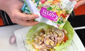 Sałatka gyros ile może stać w lodówce? Sprawdź, by uniknąć zepsucia