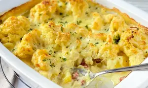 Ein cremiger Blumenkohl Kartoffel Auflauf mit Käse überbacken, garniert mit Petersilie. Perfekt für ein herzhaftes Abendessen.