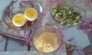 Sałatka jarzynowa, jajka i majonez. Majonez ma niski indeks glikemiczny, co jest ważne dla diabetyków.