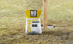 Worek z betonem CP48 Postfix Concrete, idealny do stabilizacji słupków. To beton c12/15, który szybko wiąże i jest wodoodporny.