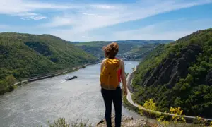 Wanderin genießt atemberaubende Deutschland Landschaft am Flussufer.