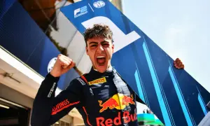 Arvid Lindblad celebra eufórico su victoria en la F2, con el número 1 en alto.
