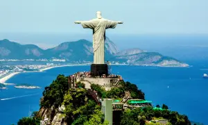 Pomnik Chrystusa Odkupiciela w Rio de Janeiro, symbol tego, co można przywieźć z Brazylii: wspomnienia, kawę i radość życia.