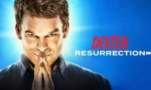 Dexter: Resurrection Sverige. En intensiv blick från Dexter Morgan, med händerna knäppta.
