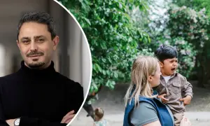 Devin Rexvid ser fundersam ut bredvid en kvinna som tröstar ett gråtande barn utomhus.