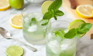 Orzeźwiająca lemoniada z cytryny i limonki z miętą, idealna na upalne dni. Oto jak zrobić lemoniadę z cytryny.