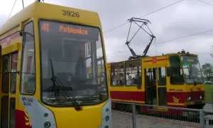 Dwa żółto-czerwone tramwaje MPK Łódź, jeden z napisem "41 Pabianice", stoją na torach.